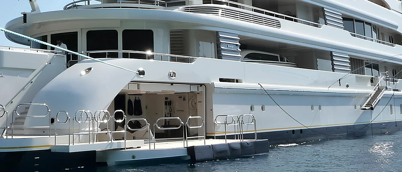 Motoryacht Detail, Edelstahl Reling